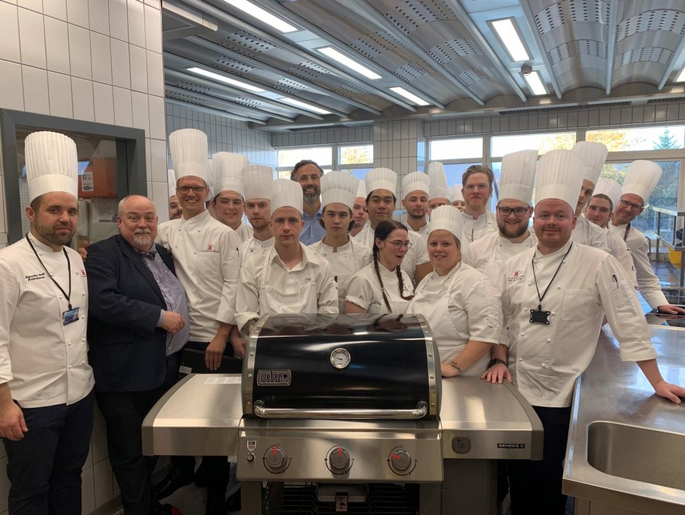 Gjöf frá Járni og gleri, grillveisla annars bekkjar nemenda í Hótel og matvælaskólanum