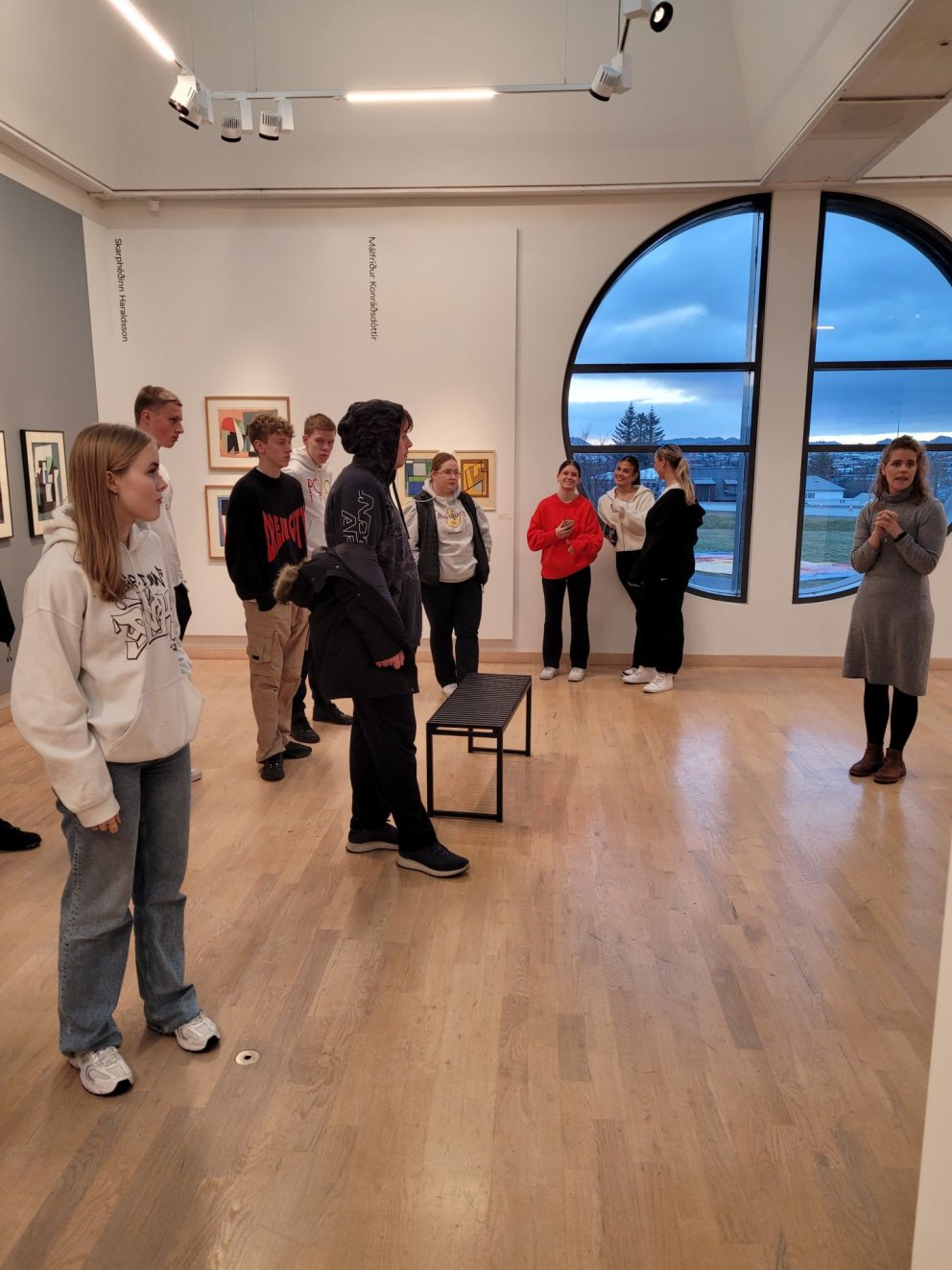 Nemendur ásamt sýningarstýrunni