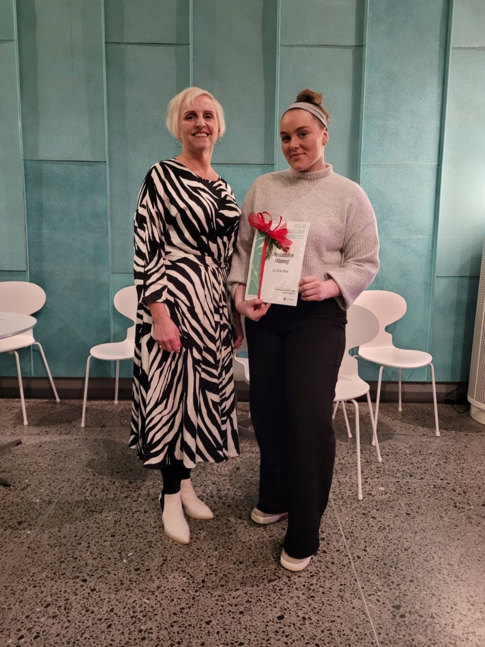 Hjördís Silja Karvelsdóttir formaður leikfélagsins ásamt Soffíu Karlsdóttur starfsmanni Lista- og me…