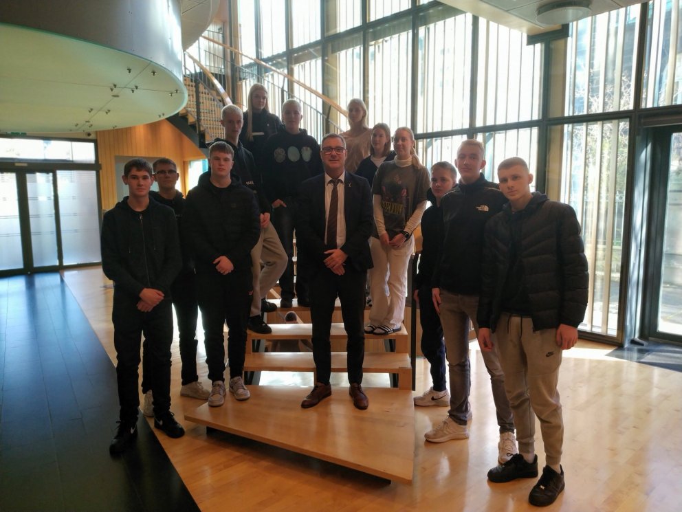 Ráðherrann Willum ásamt nemendum