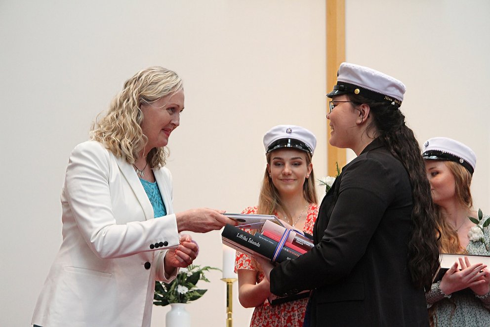 Hjördís Einarsdóttir aðstoðarskólameistari afhendir Nínu Ann M Guðmundsdóttur viðurkenningar fyrir n…