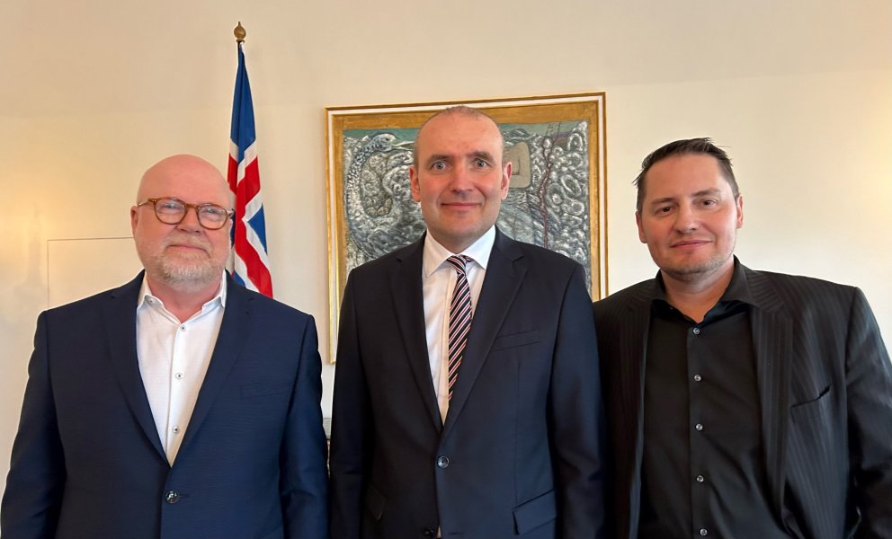 Frá vinstri: Guðmundur innkaupastjóri í MK, Guðni Th. Jóhannesson forseti Íslands og Árni fagstjóri …