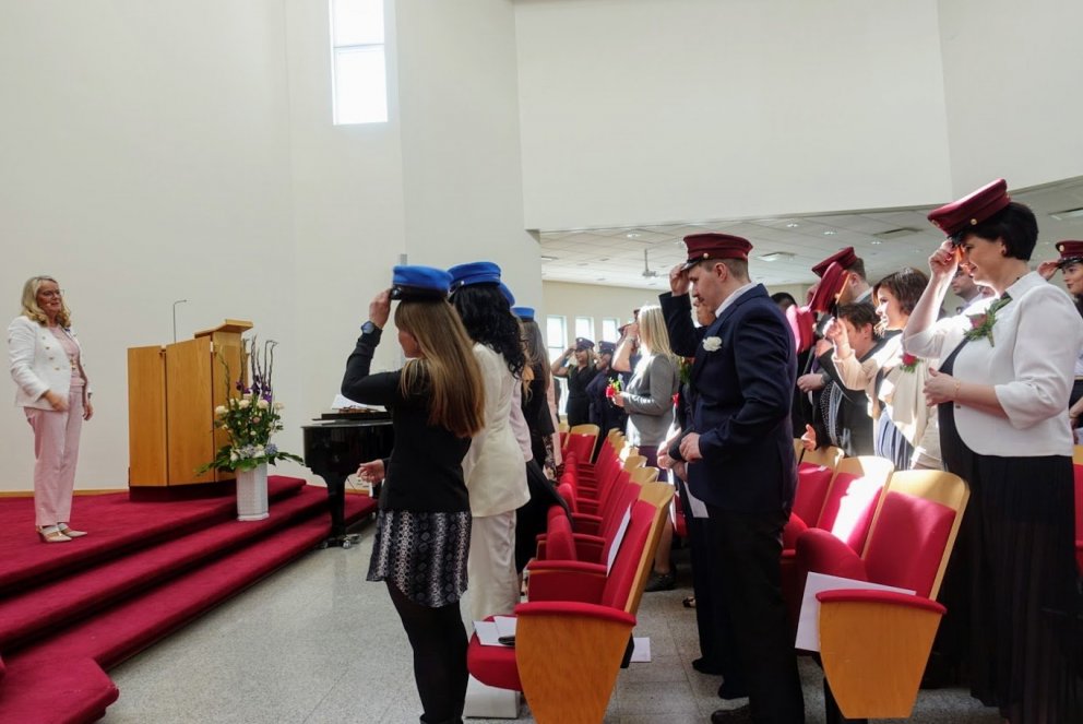 Nemendur setja upp húfurnar.