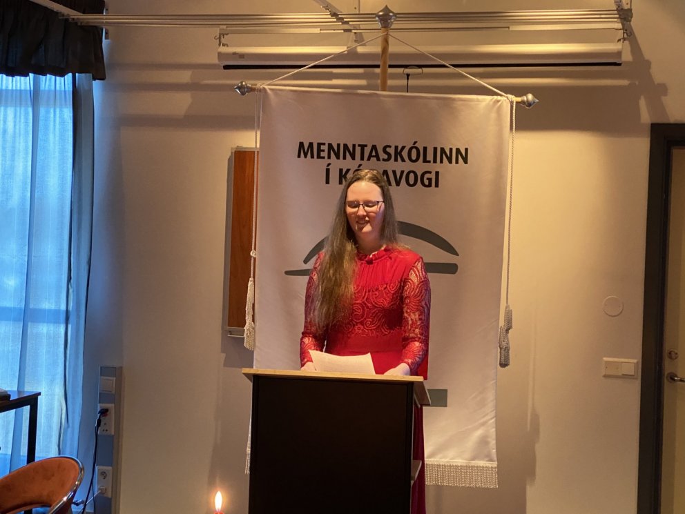 Hrönn Kristey Atladóttir flytur ræðu og frumsamið ljóð