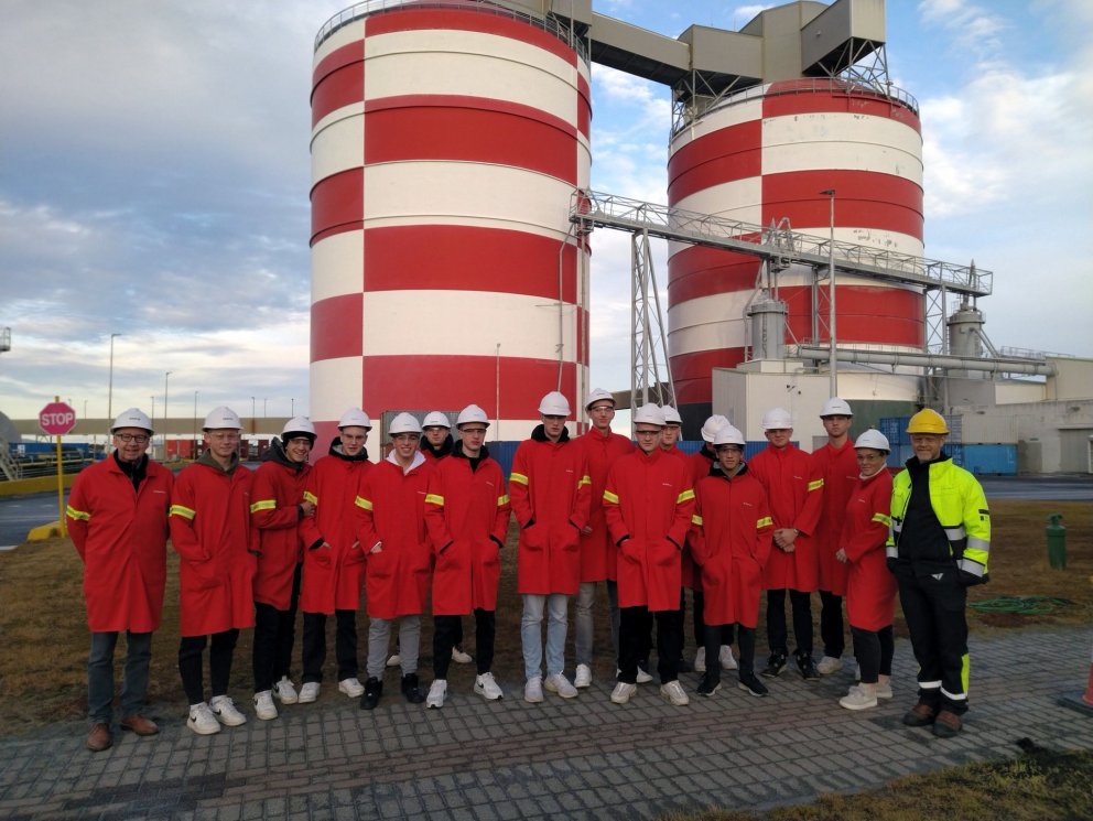 MK-ingar ásamt Bjarna Má Gylfasyni fyrir framan súrálstanka í Straumsvík