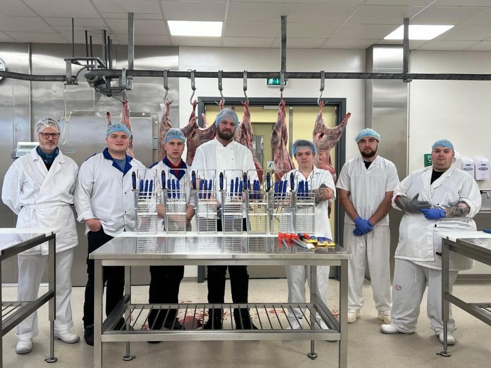 Stoltir nemendur með nýja hnífa