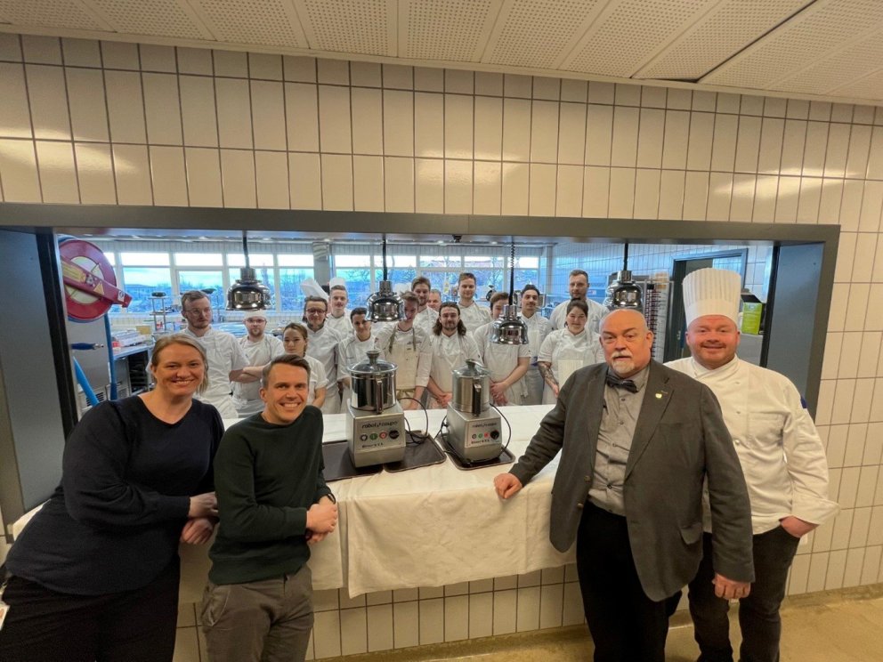 Hrefna Marín Gunnarsdóttir og Sveinn Kjarval frá Marel ásamt Baldri Sæmundssyni áfangastjóra verknám…