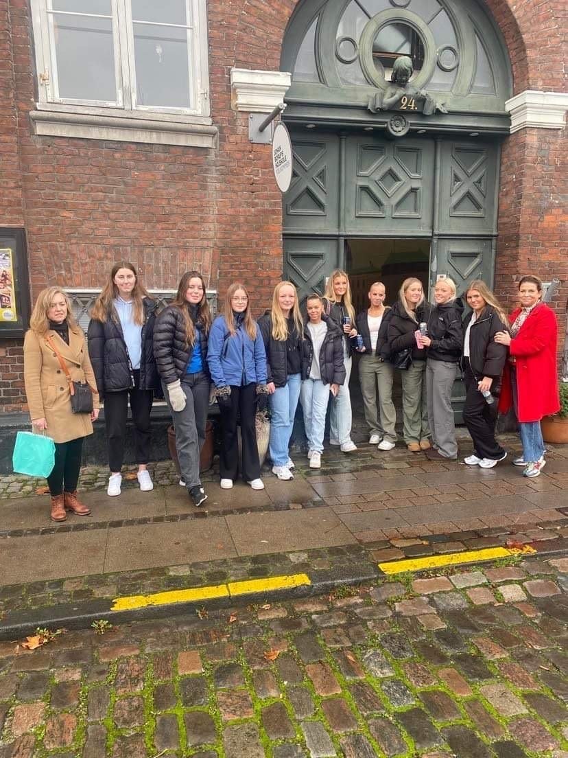 Nemendur fyrir framan Johan Borups listlýðháskólann