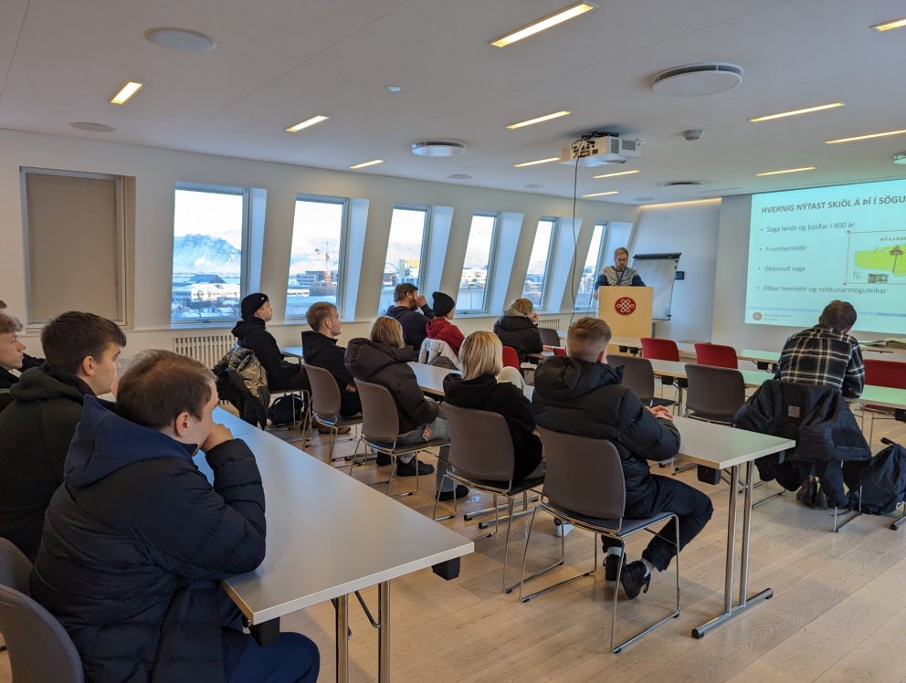 Ólafur Arnar Sveinsson fagstjóri fræðslu og rannsókna tók á móti nemendum