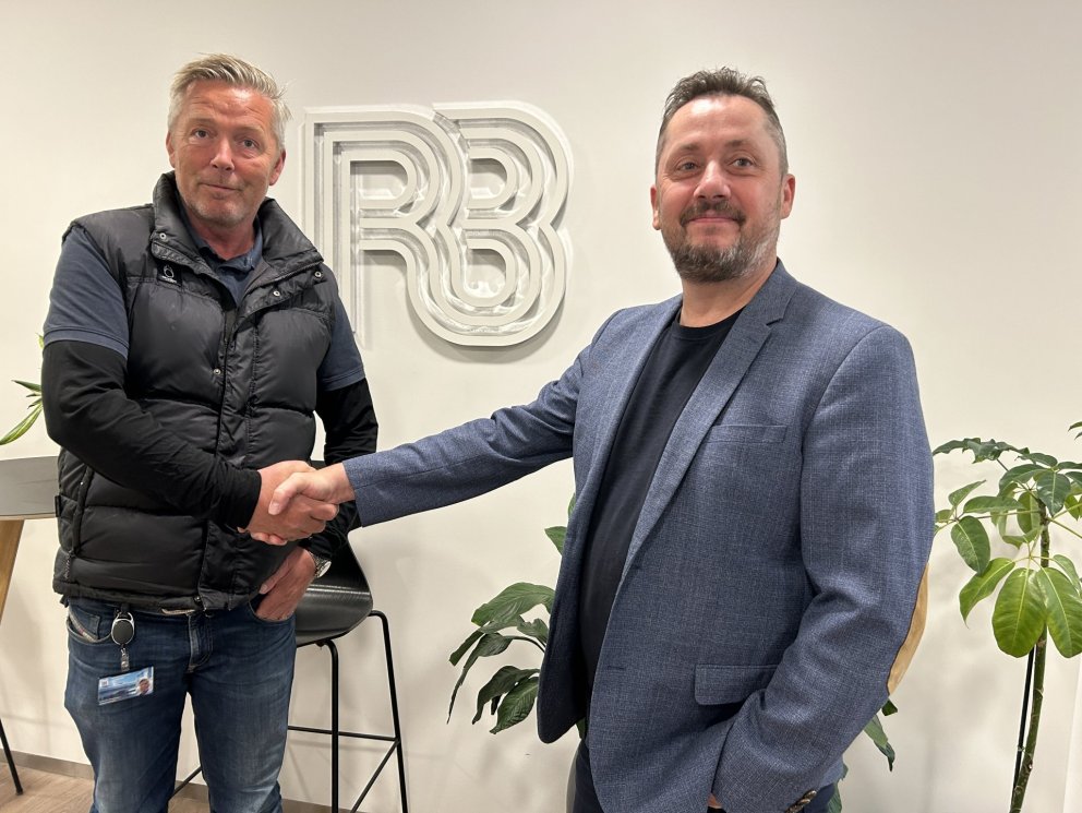 RB færði skólanum þrjá stóra skjái að gjöf