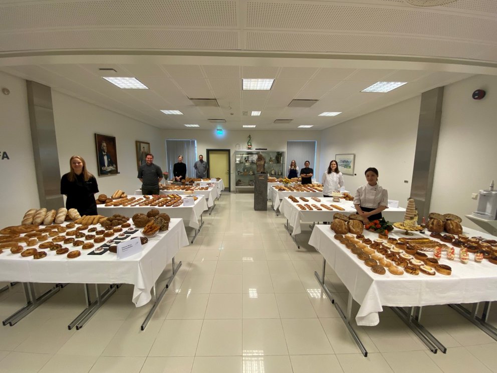 Stoltir nemendur með afrakstur erfiðisins!