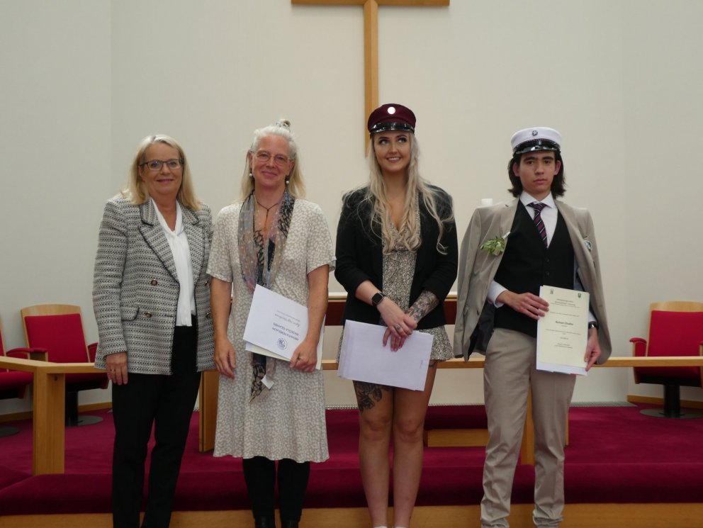 Á myndinni eru verðlaunahafar viðurkenningasjóðs MK ásamt forseta bæjarstjórnar Kópavogs, móðir Ágús…