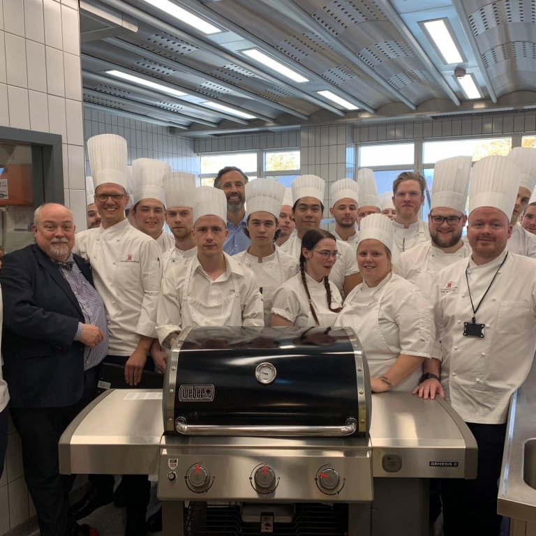 Gjöf frá Járni og gleri, grillveisla annars bekkjar nemenda í Hótel og matvælaskólanum