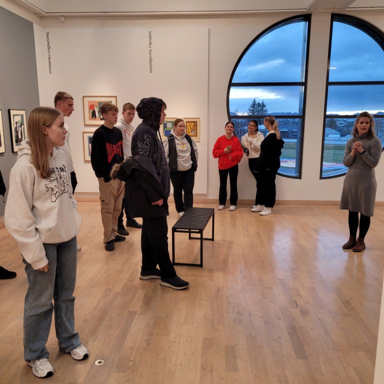 Nemendur ásamt sýningarstýrunni