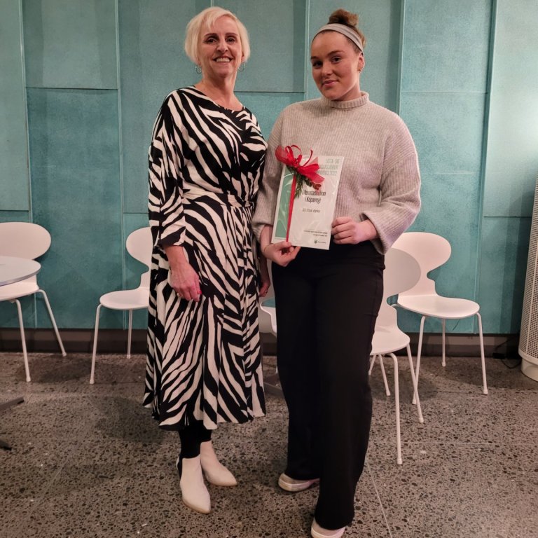 Hjördís Silja Karvelsdóttir formaður leikfélagsins ásamt Soffíu Karlsdóttur starfsmanni Lista- og me…