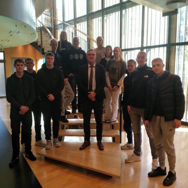 Ráðherrann Willum ásamt nemendum