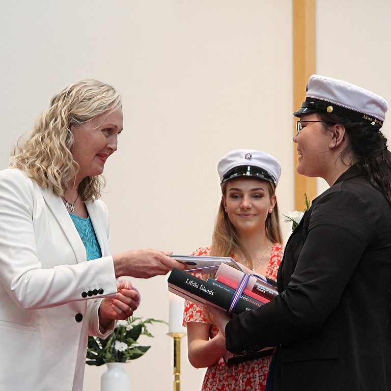 Hjördís Einarsdóttir aðstoðarskólameistari afhendir Nínu Ann M Guðmundsdóttur viðurkenningar fyrir n…