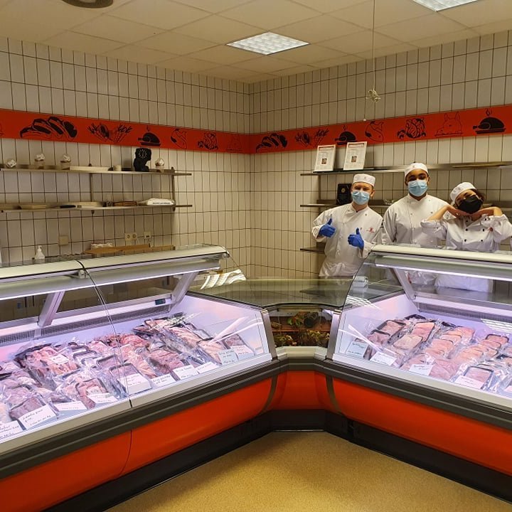 Stoltir nemendur grunndeildar matvæla við kjötborðið