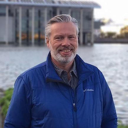 Helgi Kristjánsson, aðstoðarskólameistari Menntaskólans í Kópavogi er látinn.