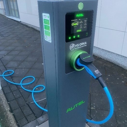 Hleðslustöðvar á bílastæði MK