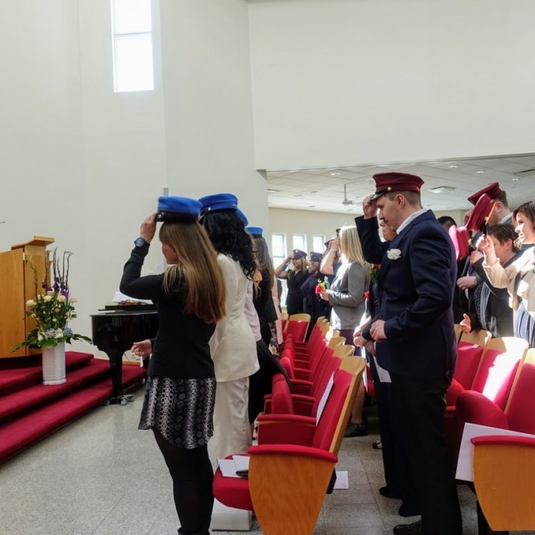 Nemendur setja upp húfurnar.