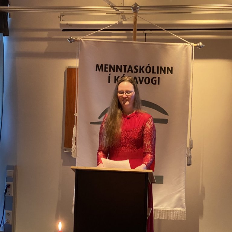 Hrönn Kristey Atladóttir flytur ræðu og frumsamið ljóð