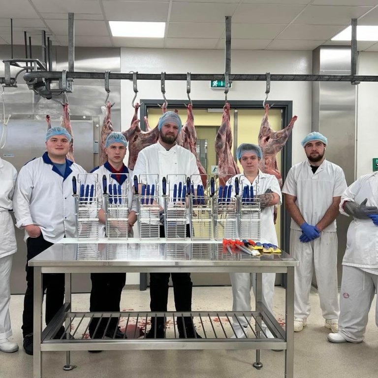 Stoltir nemendur með nýja hnífa