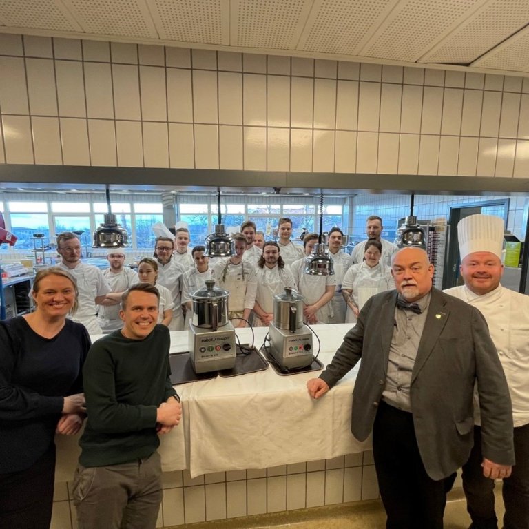 Hrefna Marín Gunnarsdóttir og Sveinn Kjarval frá Marel ásamt Baldri Sæmundssyni áfangastjóra verknám…