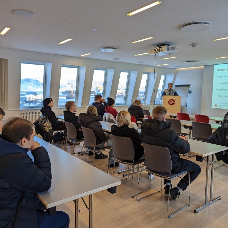 Ólafur Arnar Sveinsson fagstjóri fræðslu og rannsókna tók á móti nemendum