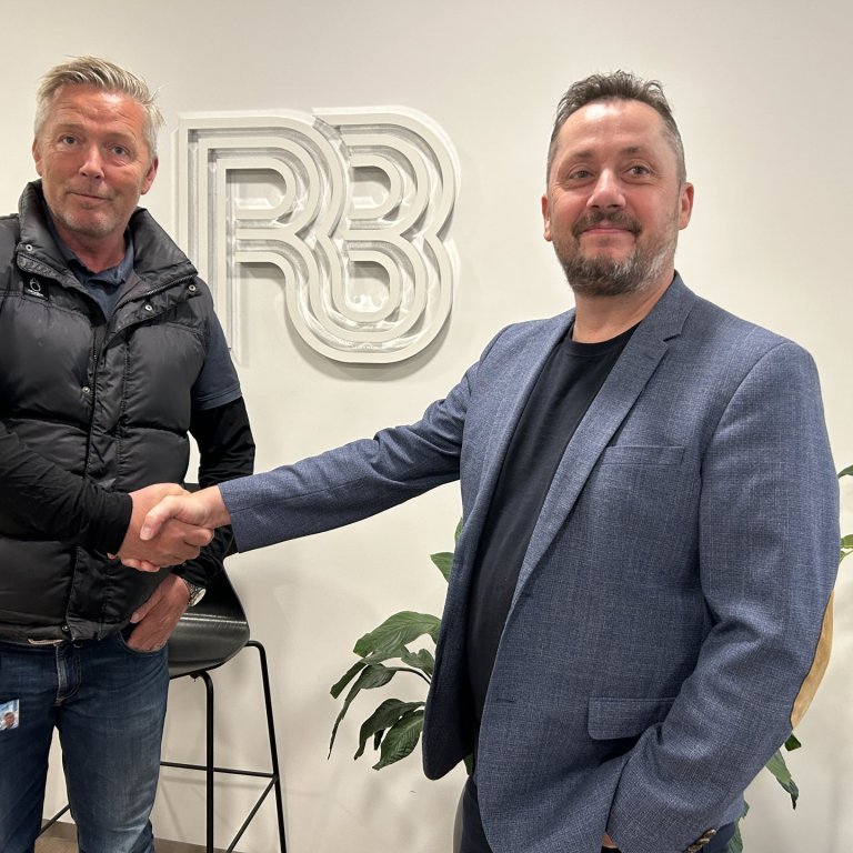 RB færði skólanum þrjá stóra skjái að gjöf