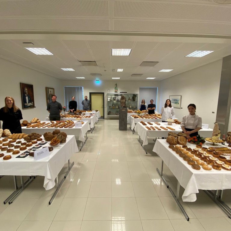 Stoltir nemendur með afrakstur erfiðisins!