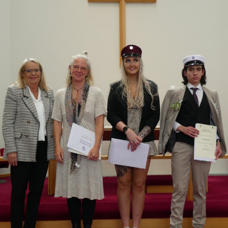 Á myndinni eru verðlaunahafar viðurkenningasjóðs MK ásamt forseta bæjarstjórnar Kópavogs, móðir Ágús…